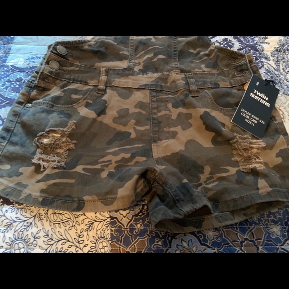 NWT Camouflage Overalls. - Picture 2 of 3